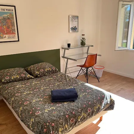 Proche D'avignon. Villa *